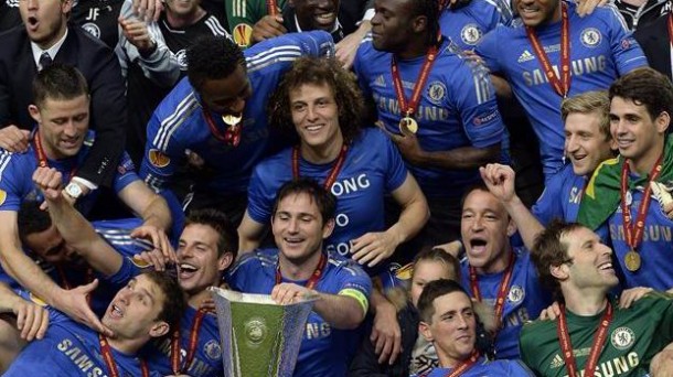 Jugadores del Chelsea posan con el trofeo de la Liga Europa. Efe.