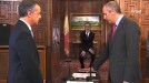 Patxi López pone una bandera española en la jura de cargo de Erkoreka