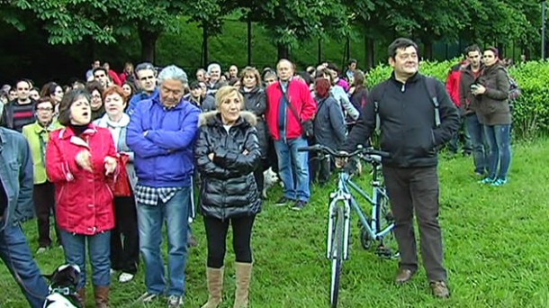 Protesta de vecinos de Txurdinaga por la tala de árboles en el Parque Europa