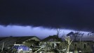 Tornado bortiz batek dozenaka hildako eragin ditu, Oklahoman