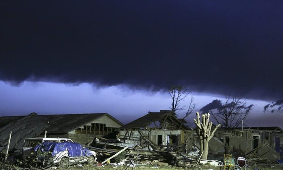 Tornado bortiz batek dozenaka hildako eragin ditu, Oklahoman