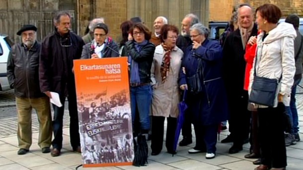 El Colectivos de Exiliados Políticos Vascos ha ofrecido una rueda de prensa en Baiona. Foto: eitbcom