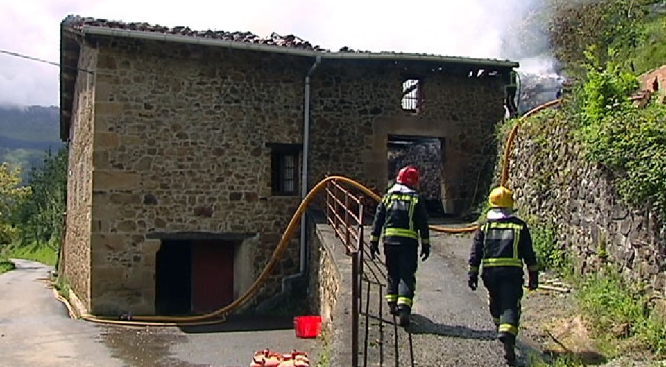 Incendio en un caserio de Zegama.