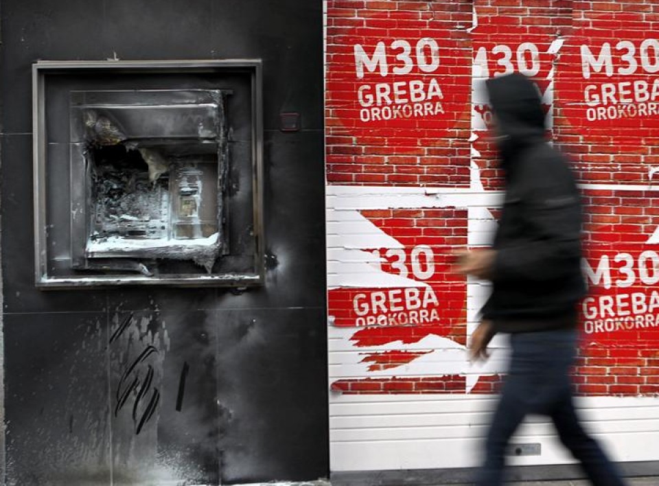 Desconocidos han quemado al menos tres cajeros automáticos en la localidad guipuzcoana de Hernani en el inicio de la huelgageneral convocada en la CAV y Navarra Efe