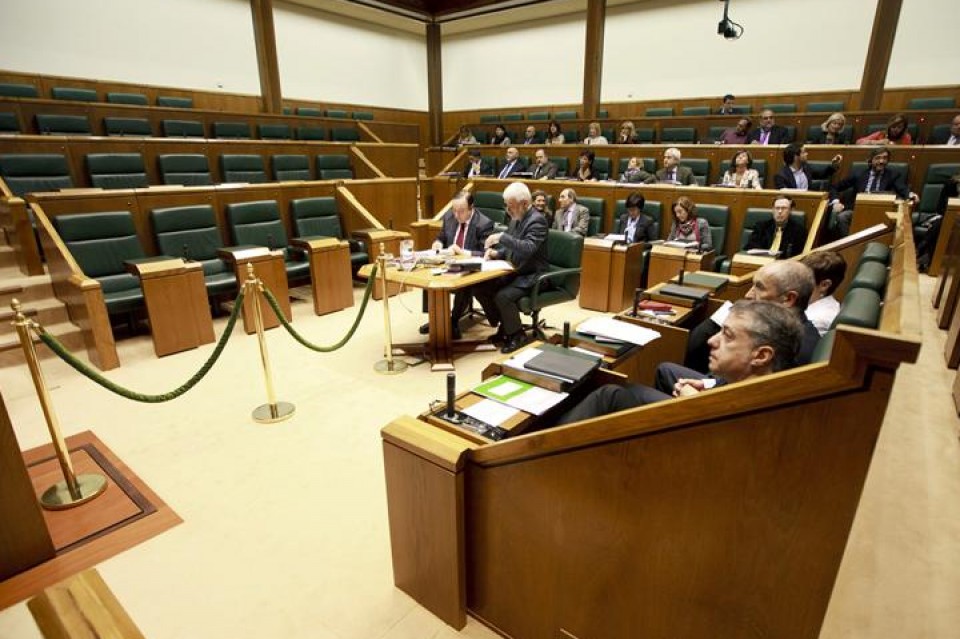 El debate se celebra en el Parlamento vasco. EFE.
