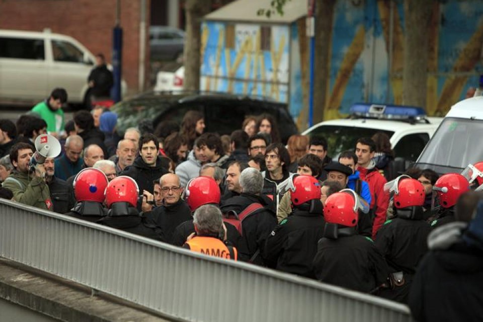 Agentes antidisturbios de la Ertzaintza controlan a un piquete ante El Corte Inglés de Vitoria Efe 