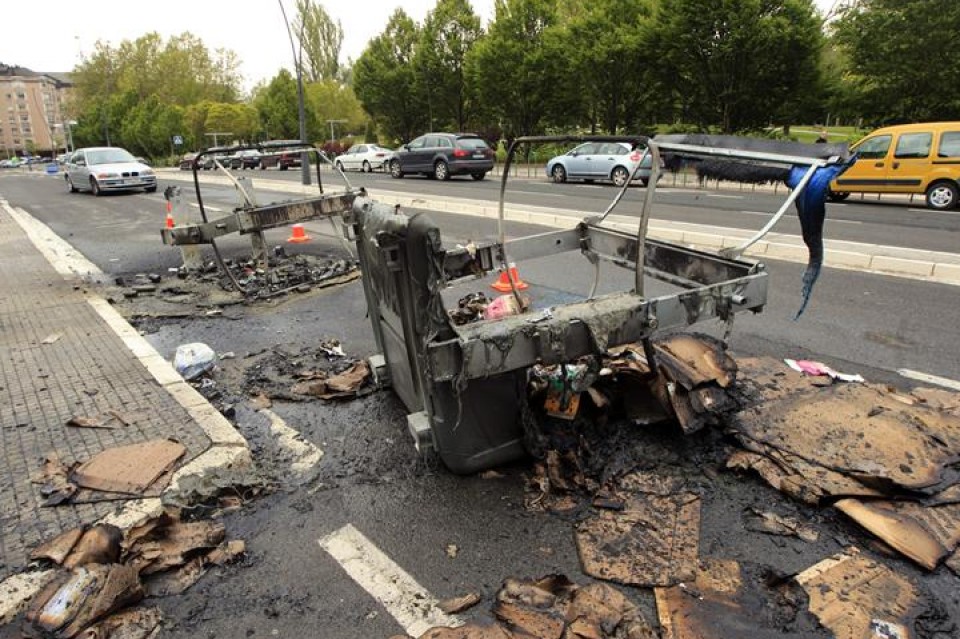 Varios contenedores volcados en Vitoria-Gasteiz Efe