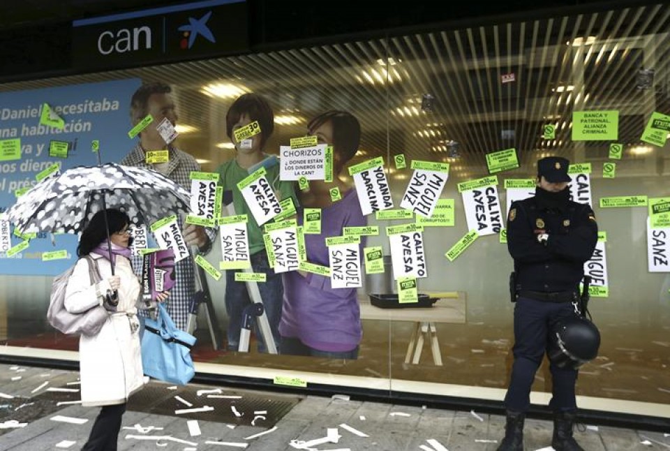 Vista de la entrada de una sucursal bancaria esta mañana en Pamplona/Iruña Efe