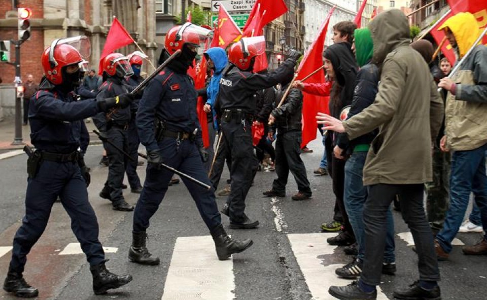 Momentos de tensión en la Gran Vía de Bilbao, entre miembros de un piquete informativo y ertzainas.
