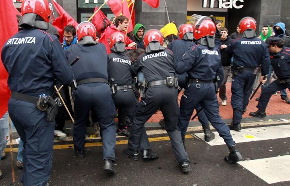 Agentes antidistrubios de la Ertzaintza controlan un piquete en Bilbao Efe