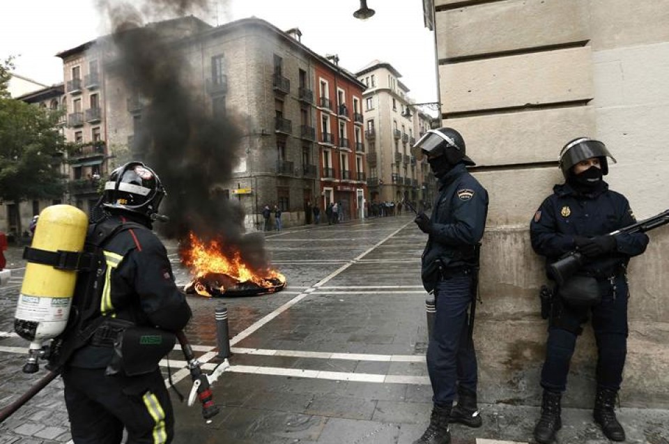 Quema de un contenedor en Pamplona, durante la jornada de huelga.