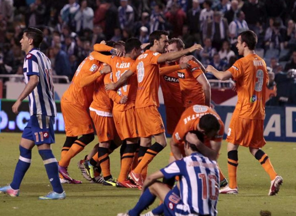 Jugadores de la Real celebrando la clasificación. Efe.