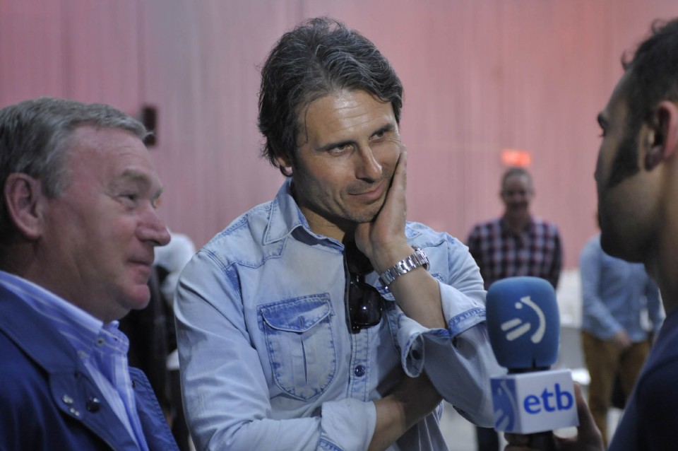 Javi Clemente (Athleticeko entrenatzaile eta jokalari ohia) eta Rafa Alkorta (Athleticeko jokalari ohia). Argazkia: EiTB