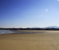 Un tribunal revoca la prohibición del nudismo en la playa de Hendaia