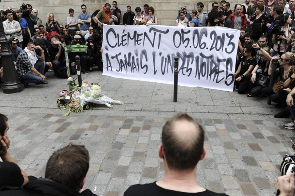 Unos manifestantes guardan un minuto de silencio donde el joven Clément Méric fue asesinado. EFE