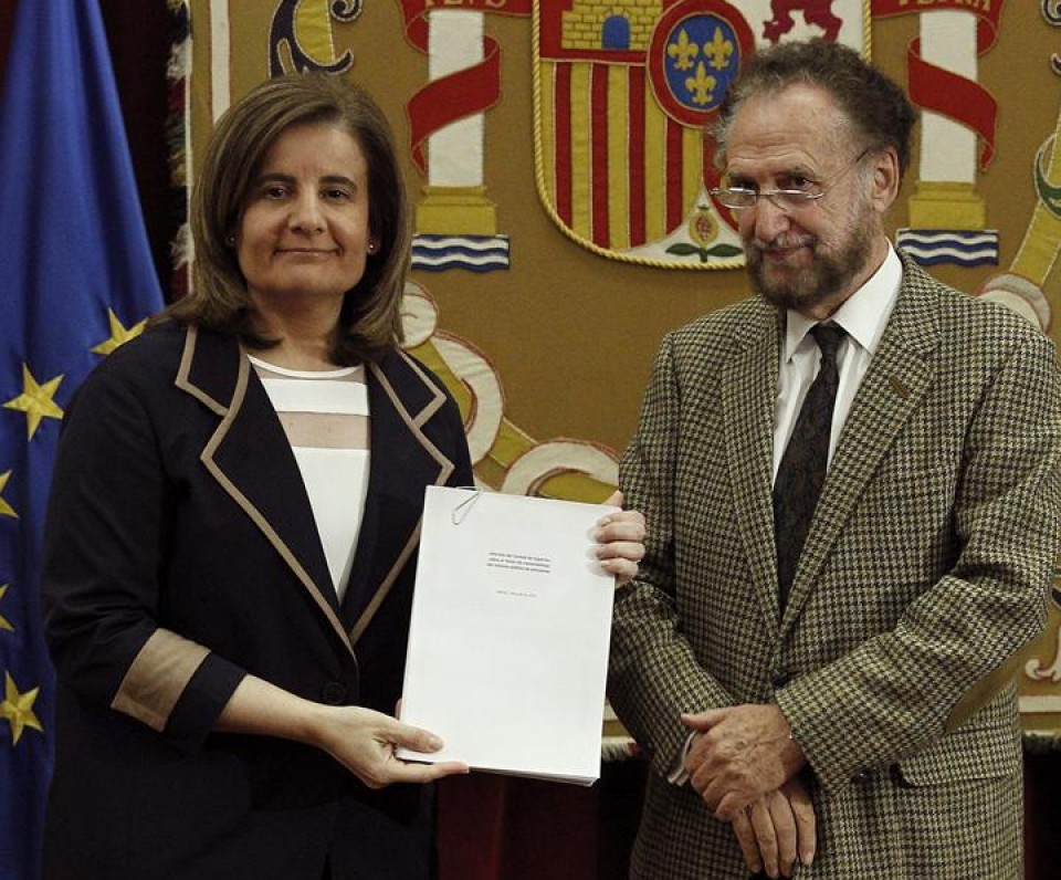 El comité de expertos ha entregado el informe sobre las pensiones a la ministra Fátima Báñez. EFE