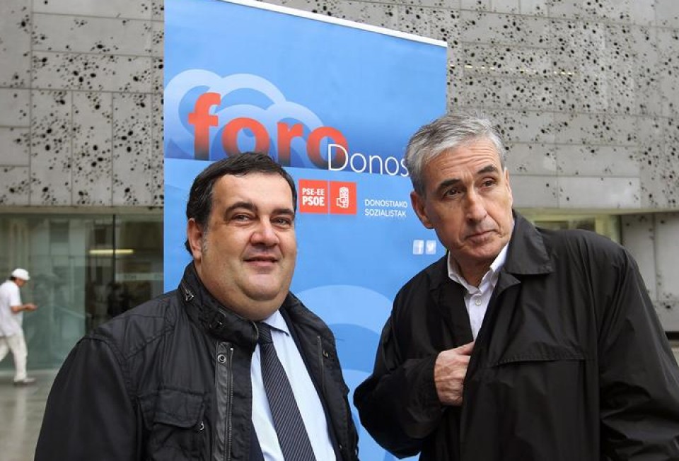 El diputado socialista Ramón Jáuregui, con Ernesto Gasco. Foto: EFE