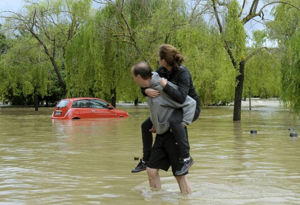 Argak gainezka egin du Iruñean. Argazkia: EFE