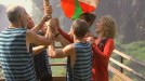Oskar celebra que es el ganador del 'Conquis' con sus compañeros