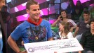Oskar recibe su premio por ser 'El Conquistador del Fin del Mundo'