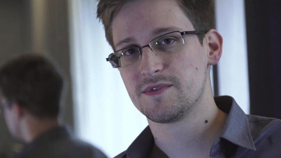 Errusian urtebeteko babes politikoa lortu du Edward Snowdenek