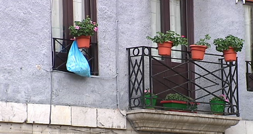 Protesta contra el puerta a puerta en Tolosaldea.