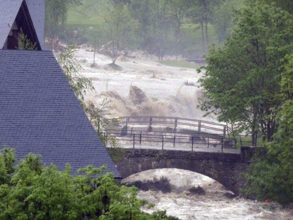 El río Garona desbordado a su paso por Vielha (Lleida). EFE