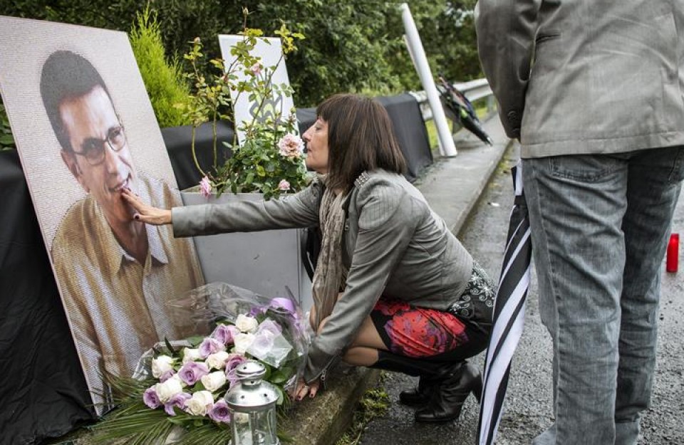 La viuda de Eduardo Puelles, Francisca Hernández, deposita flores durante el homenaje. EFE