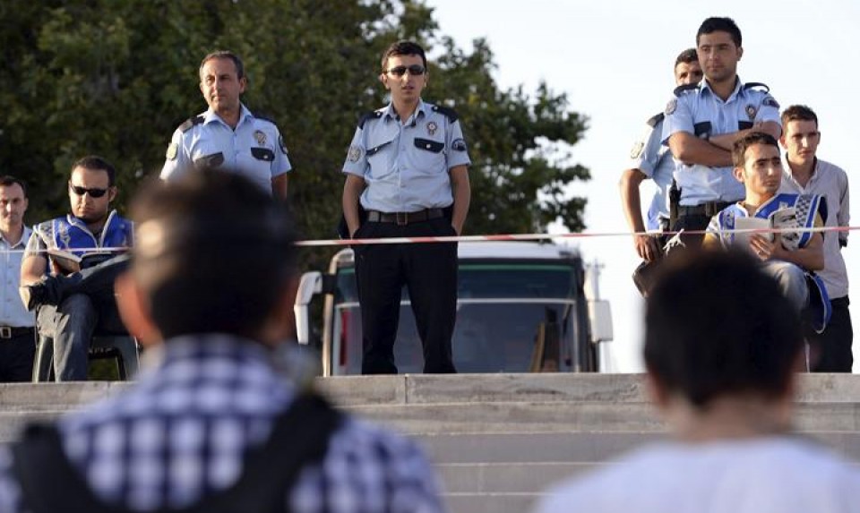 Hainbat polizia manifestariei begira, protesta baketsu batean. Argazkia: EFE.