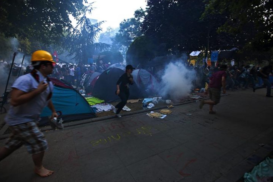 Gezi parkea hustu dute gas negar-eragileekin. Argazkia: EFE.