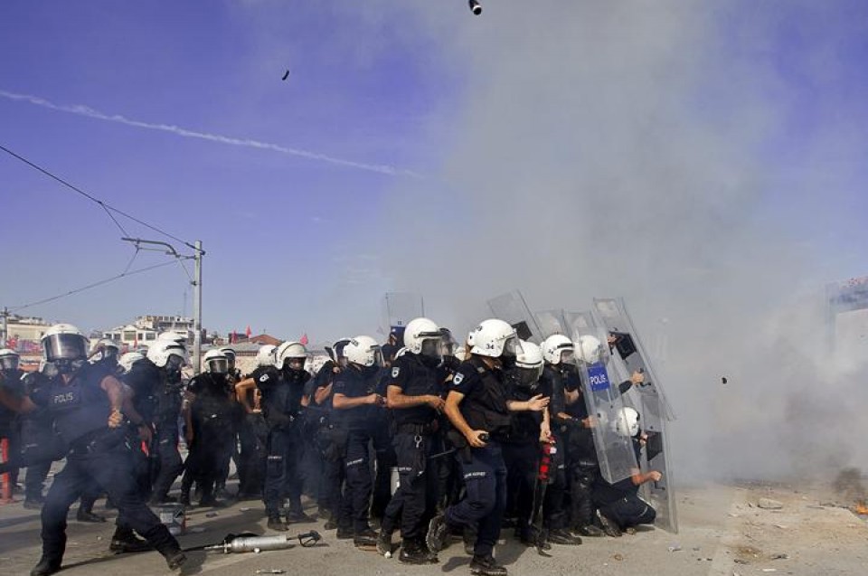 Istiluen aurkako polizia manifestazio bat disolbatzeko prest. Argazkia: EFE.