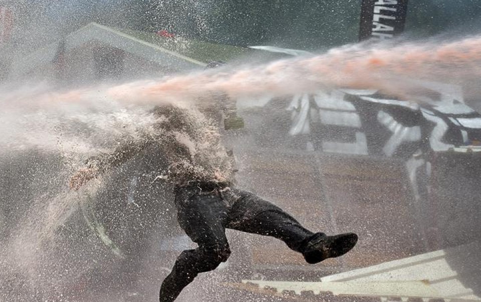 Poliziak ur-kanoiak erabili ditu manifestarien aurka. Argazkia: EFE.