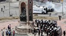 Istiluen aurkako poliziak Istanbuleko Taksim plaza husten. Argazkia: EFE. title=