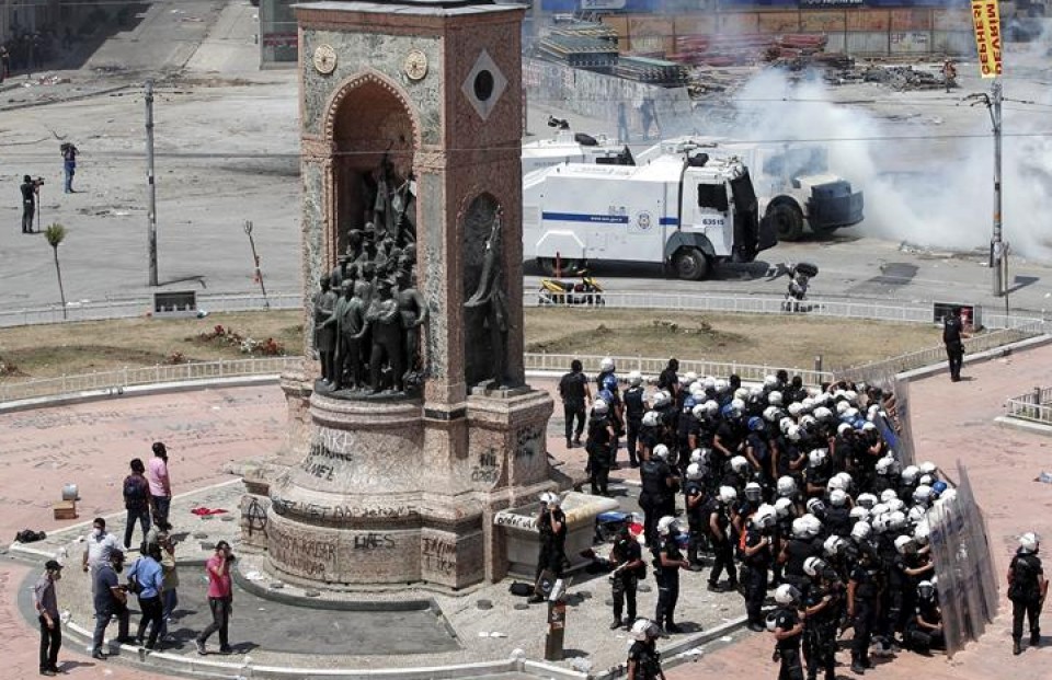 Istiluen aurkako poliziak Istanbuleko Taksim plaza husten. Argazkia: EFE.
