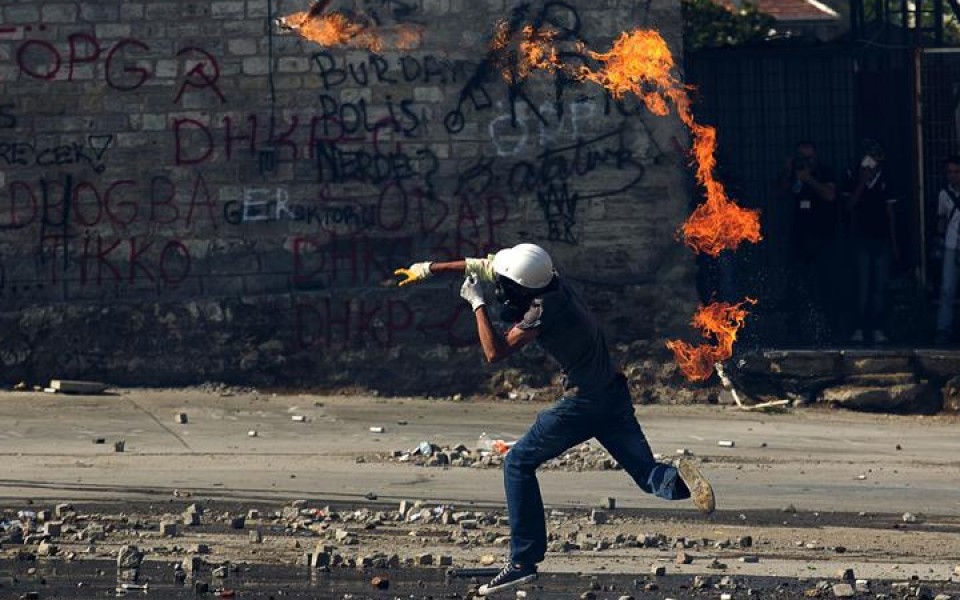 Manifestari bat molotov koktel bat jaurtitzen. Argazkia: EFE.