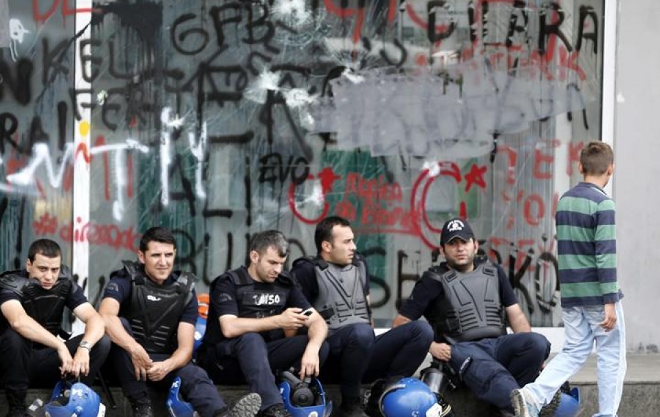 Poliziak kalean deskantsatzen. Argazkia: EFE.