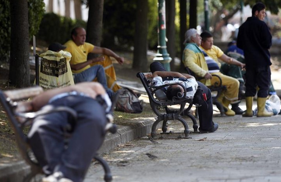 Poliziak Gezi parkean deskantsatzen, hori hustu ostean. Argazkia: EFE.