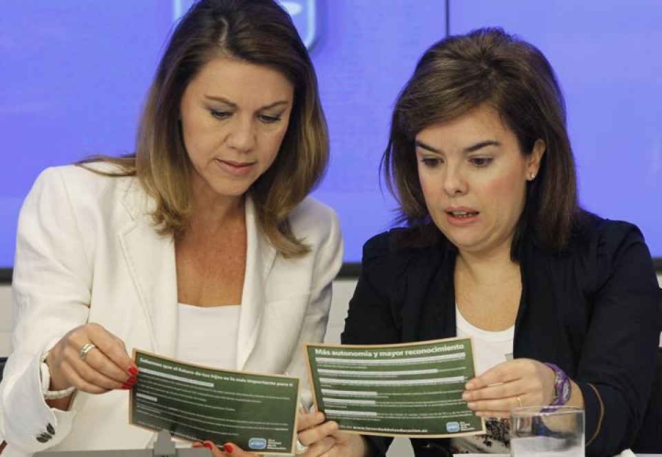 María Dolores de Cospedal y Soraya Sáenz de Santamaría. Foto: EFE