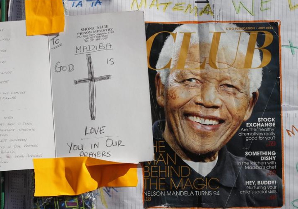Miles de personas muestran su apoyo a Mandela en el hospital. Foto: EFE.