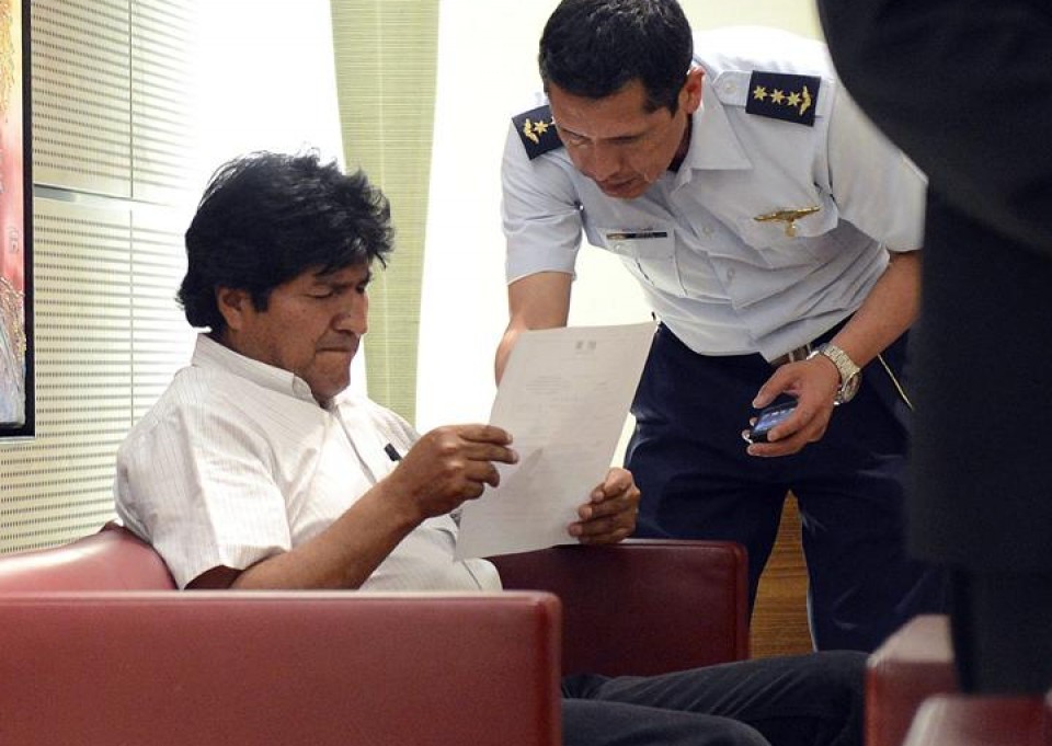 Morales habla con el piloto en una sala de espera en el aeropuerto de Viena. Foto: EFE.