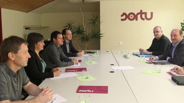 Las delegaciones de Sortu y PNV durante su primera reunión oficial. EFE