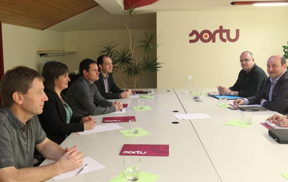 Las delegaciones de Sortu y PNV durante su primera reunión oficial. EFE