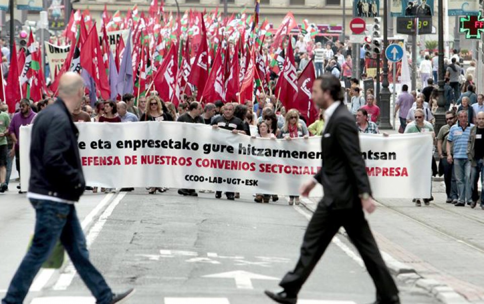 LAB, CCOO eta UGT sindikatuek lan hitzarmenen alde Bilbon egin zuten manifestazioa. EFE