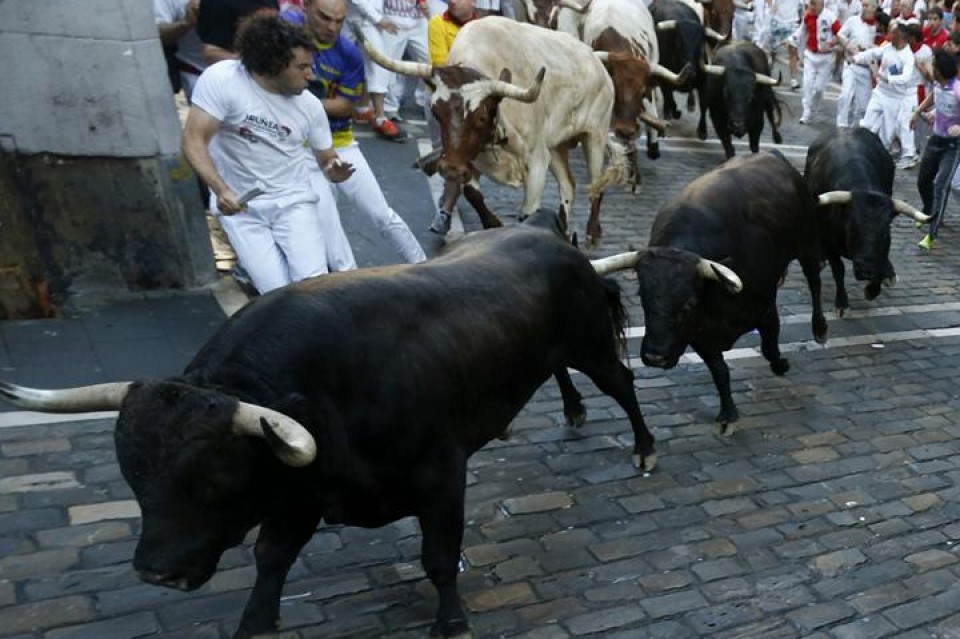 El segundo encierro de los sanfermines ha sido rápido y limpio. Foto: EFE.