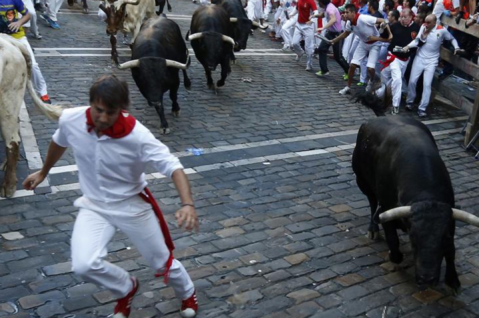 El segundo encierro de los sanfermines ha sido rápido y no ha habido heridos por asta de toro. EFE