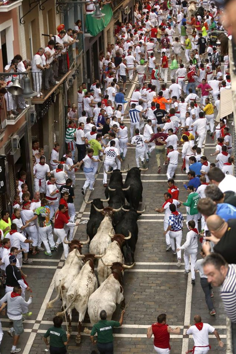 Los toros de Valdefresno debutan con un veloz y rápido encierro. Foto: EFE.