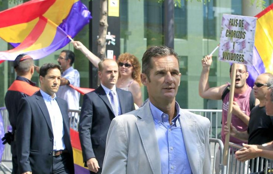 Justiziako hainbat funtzionariok murrizketen aurka protestatu dute Urdangarinen aurrean. EFE.