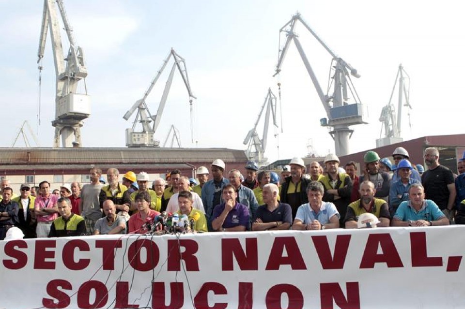 Trabajadores de La Naval de Sestao aguardan desde ayer encerrados en el astillero la resolución.EFE.