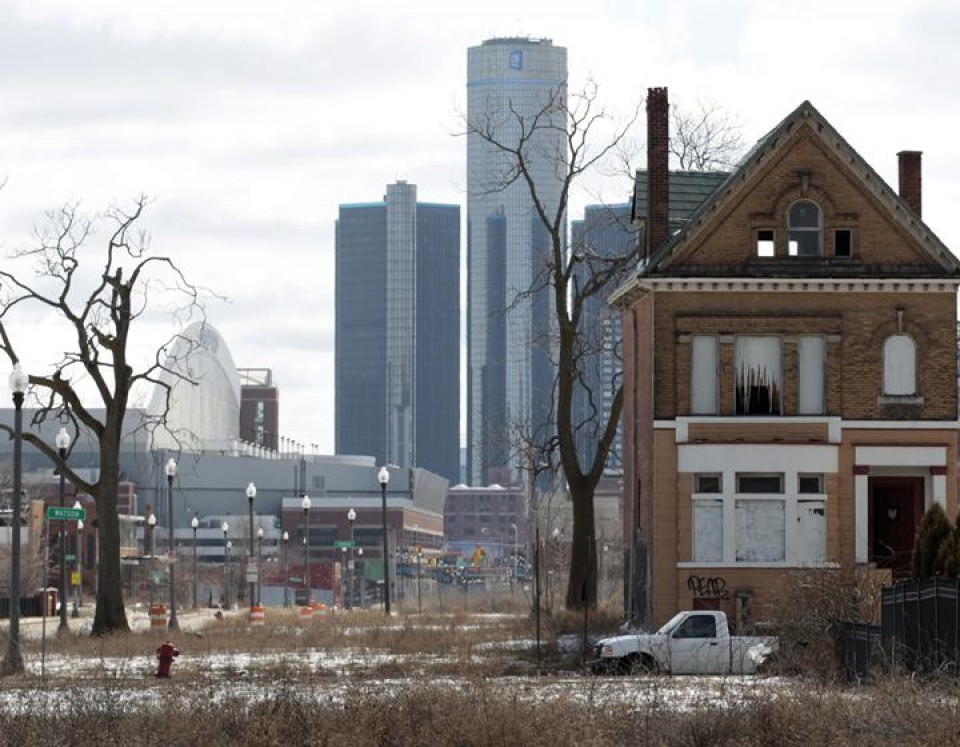Etxe huts bat General Motorsen eraikina atzean duela. EFE.