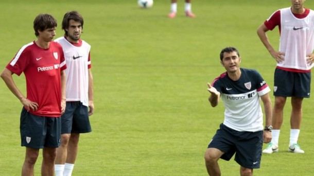 Valverde dirige un entrenamiento del Athletic. Efe.